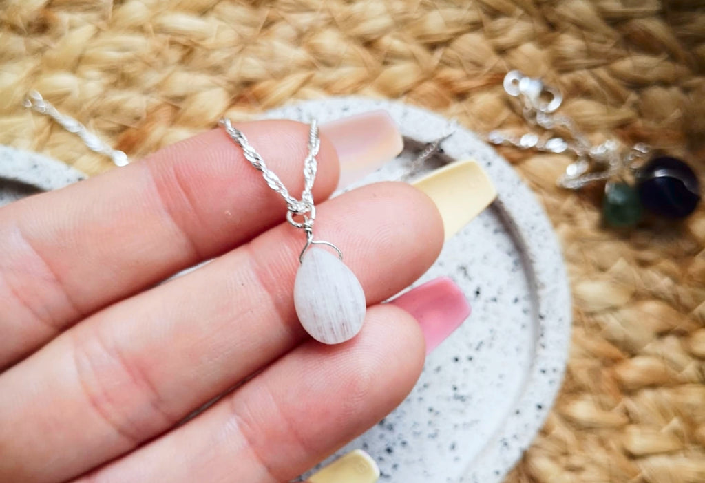 Natural white moonstone// 925-sterling-silver with chain